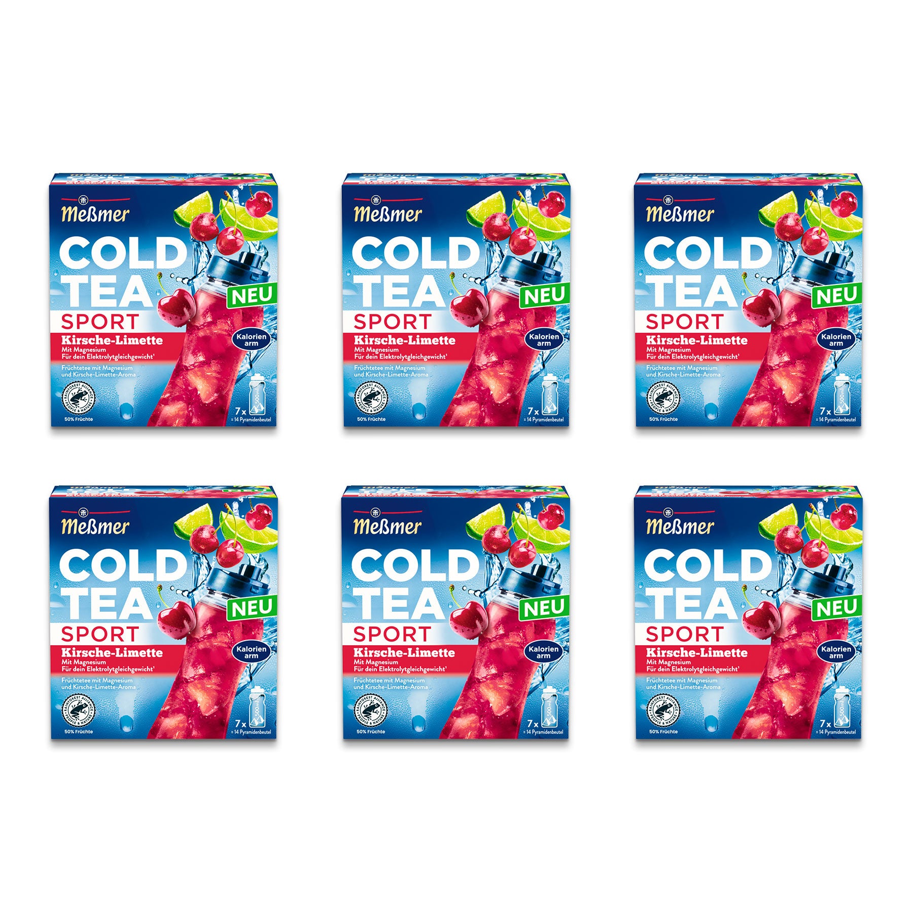 Sechs Schachteln Meßmer Cold Tea Sport in der Geschmacksrichtung Kirsche-Limette sind in zwei Dreierreihen angeordnet. Die Verpackung ist überwiegend blau mit Abbildungen von Kirschen, Limettenscheiben und einem Kaltgetränk.