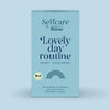 Verpackung von Bio Lovely Day Routine mit Minze und Heidelbeeraroma, Bio-Kräuter-Früchtetee, dezentes hellblaues Design und Bio-Siegel für entspannte Selfcare-Momente.