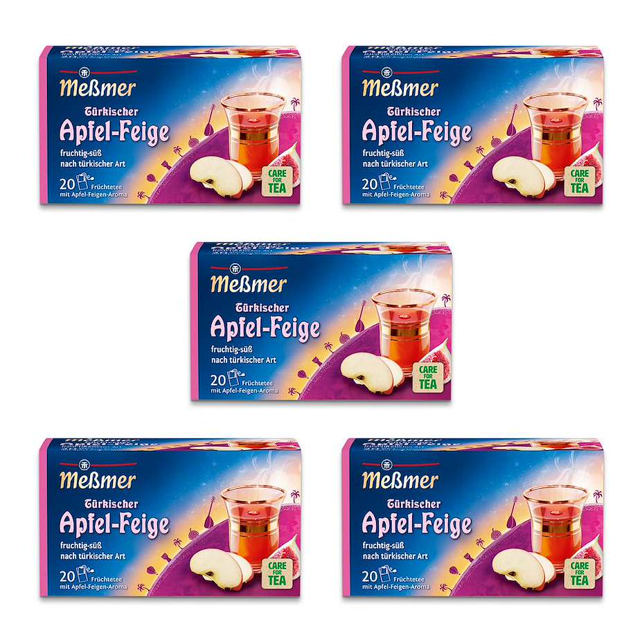Fünf Packungen Meßmer Türkischer Apfel-Feige Früchtetee mit Teeglas und Apfelstücken auf weißem Hintergrund