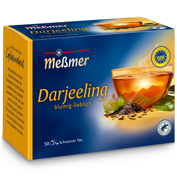 Meßmer Nr. 10 Darjeeling Tee in blauer Verpackung mit Teetasse und losem schwarzen Tee vor Bergkulisse, aromatisch und blumig-lieblich dargestellt.
