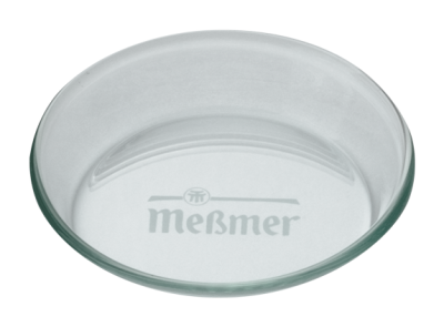Ein rundes, klares Teeablageschälchen aus Glas (5 cm) von Meßmer DE, von oben gesehen auf weißem Grund mit geätztem "Meßmer" auf der Unterseite. Spülmaschinengeeignet.