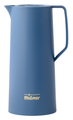 Die mattblaue emsa Thermoskanne 1L von Meßmer DE mit Griff, Ausgießer und gelbem Meßmer-Branding am Boden unterstreicht skandinavisches Design.